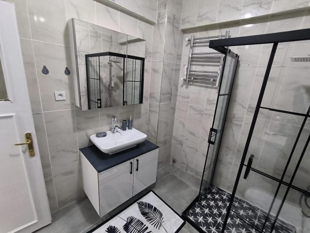 Merkezi Cift Terasli Ev Apartment
